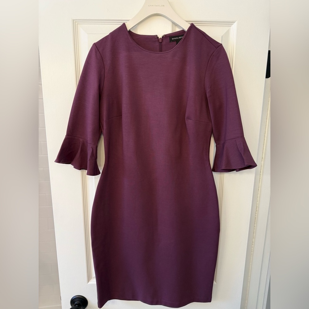 BANANA REPUBLIC Form Fitting Sheath Dress in Burgundy- Size 4